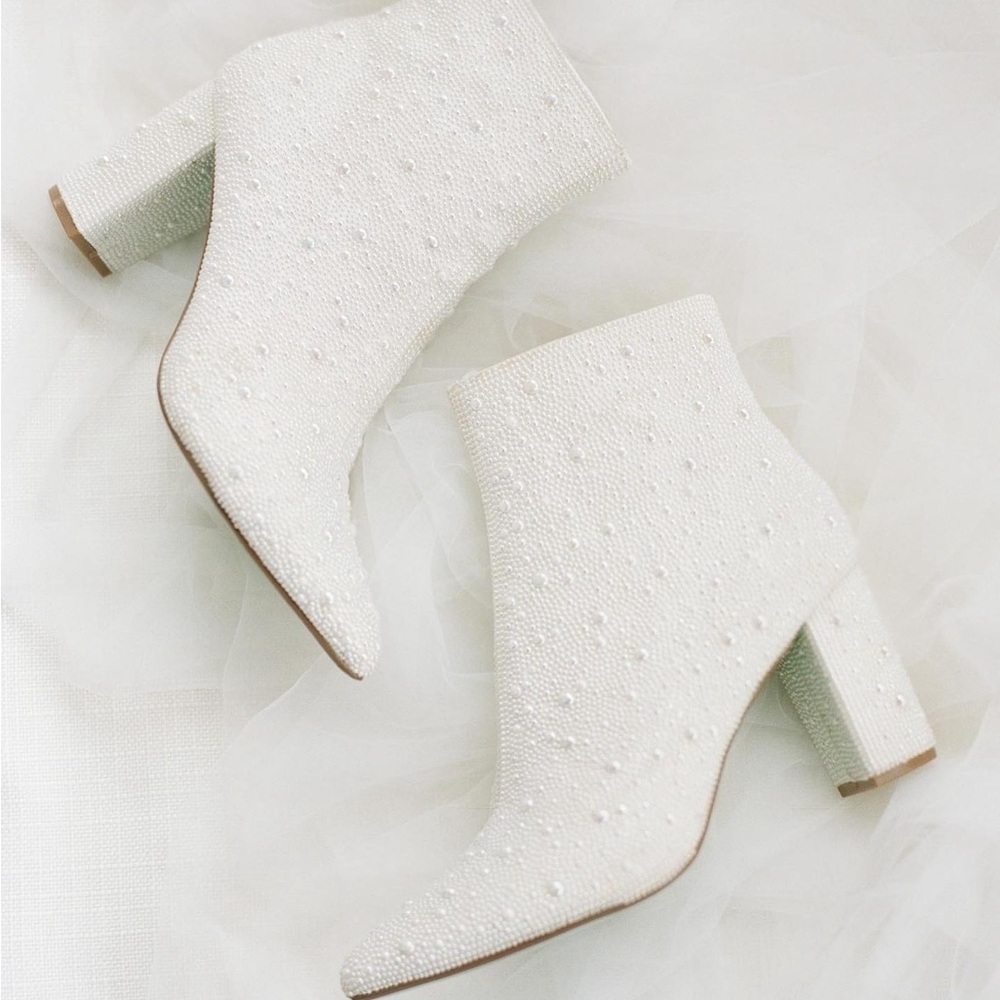 Betsy Johnson Cady ivory pearl booties sz7! NEW! Perfect for wedding! 👰🏼‍♀️